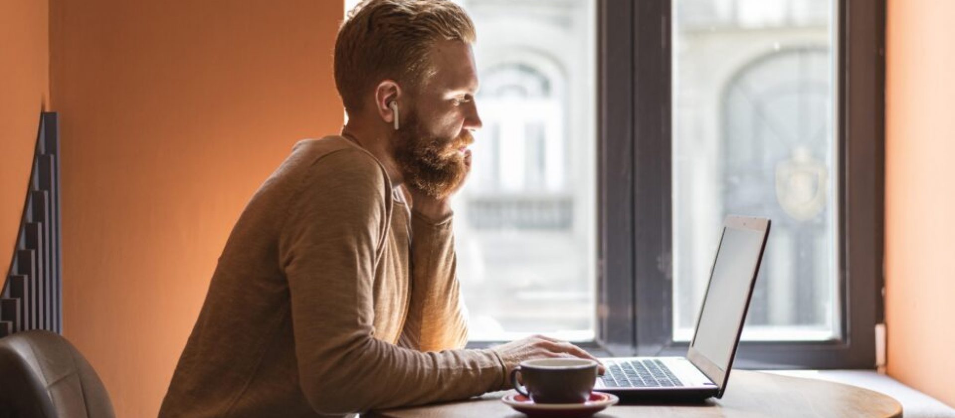 side-view-handsome-modern-man-working-1-980x652