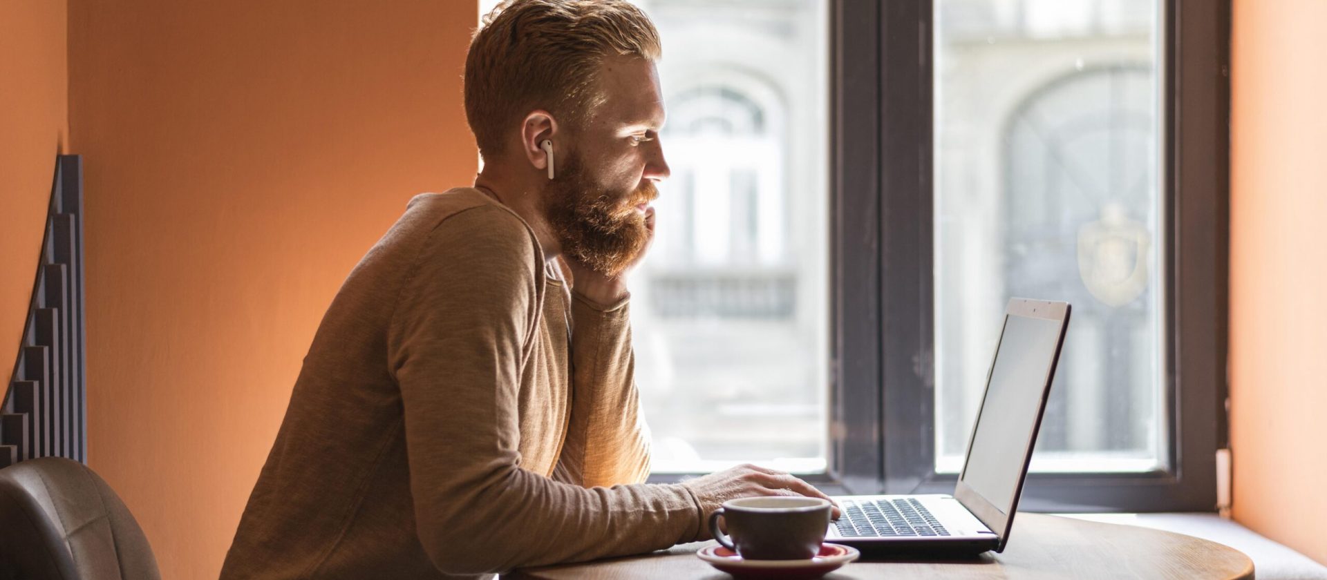 side-view-handsome-modern-man-working (1)